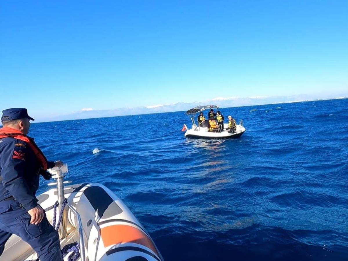 Antalya a&ccedil;ıklarında yardım talebinde bulunan &ouml;zel teknedeki 5 kişi kurtarıldı