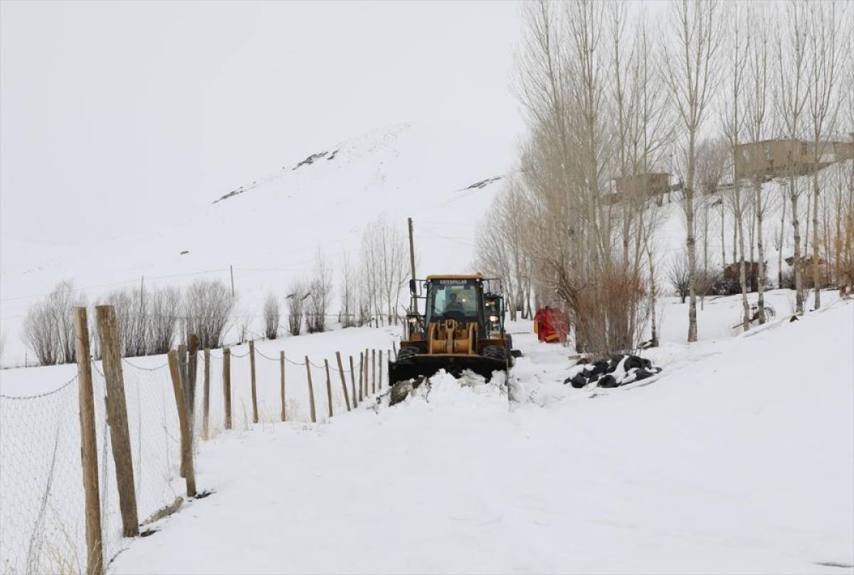 Van, Hakkari, Bitlis ve Muş'ta 77 yerleşim yerine ulaşım sağlanamıyor