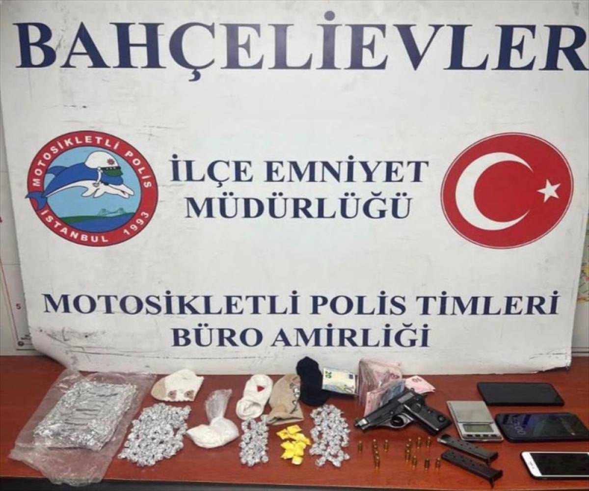 Bah&ccedil;elievler'de otomobilinde &ccedil;oraplara gizlenmiş uyuşturucu bulunan zanlı g&ouml;zaltına alındı