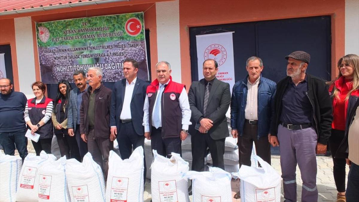 Keban'da 40 &ccedil;ift&ccedil;iye nohut tohumu desteği