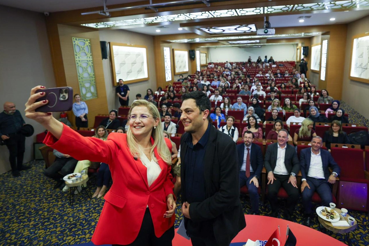 İstanbul Bakırk&ouml;y Belediye Başkanı &uuml;niversitelilerle buluştu