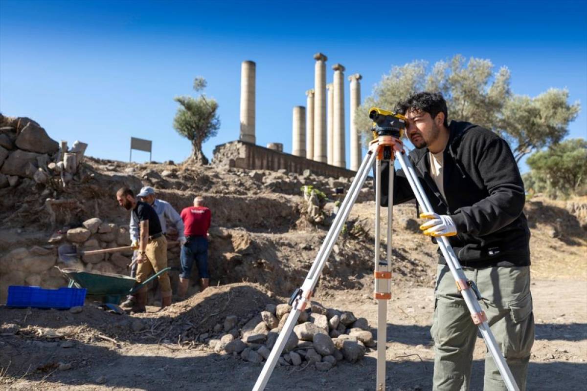 Smyrna H&ouml;y&uuml;ğ&uuml;'nde 5 bin yıllık yerleşim izleri araştırılıyor