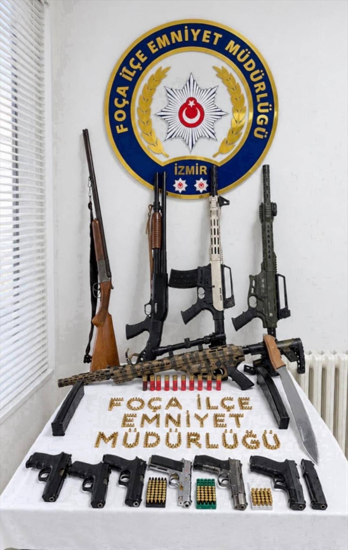 İzmir'de d&uuml;ğ&uuml;nde havaya ateş a&ccedil;tığı iddia edilen 14 kişi yakalandı
