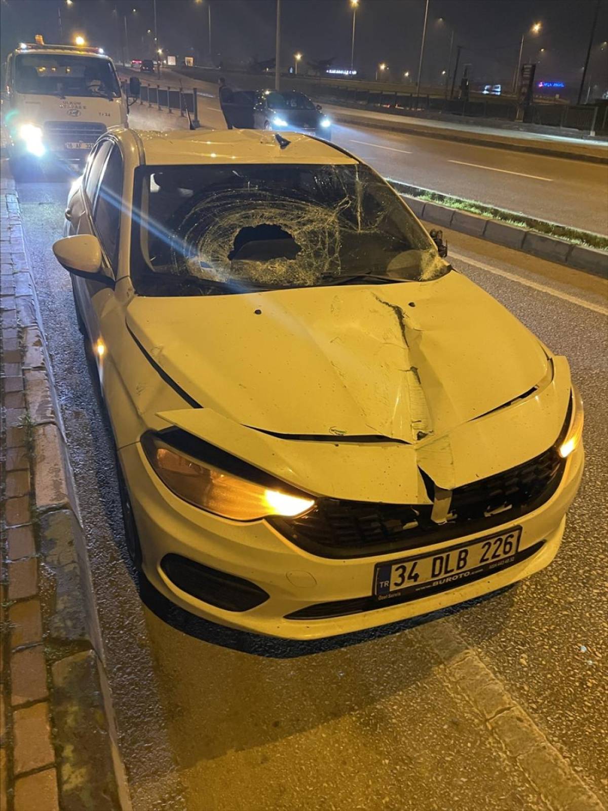 Bursa&rsquo;da kontrolden &ccedil;ıkan kamyonetin kopardığı bariyerler seyir halindeki otomobillerin &uuml;zerine d&uuml;şt&uuml;