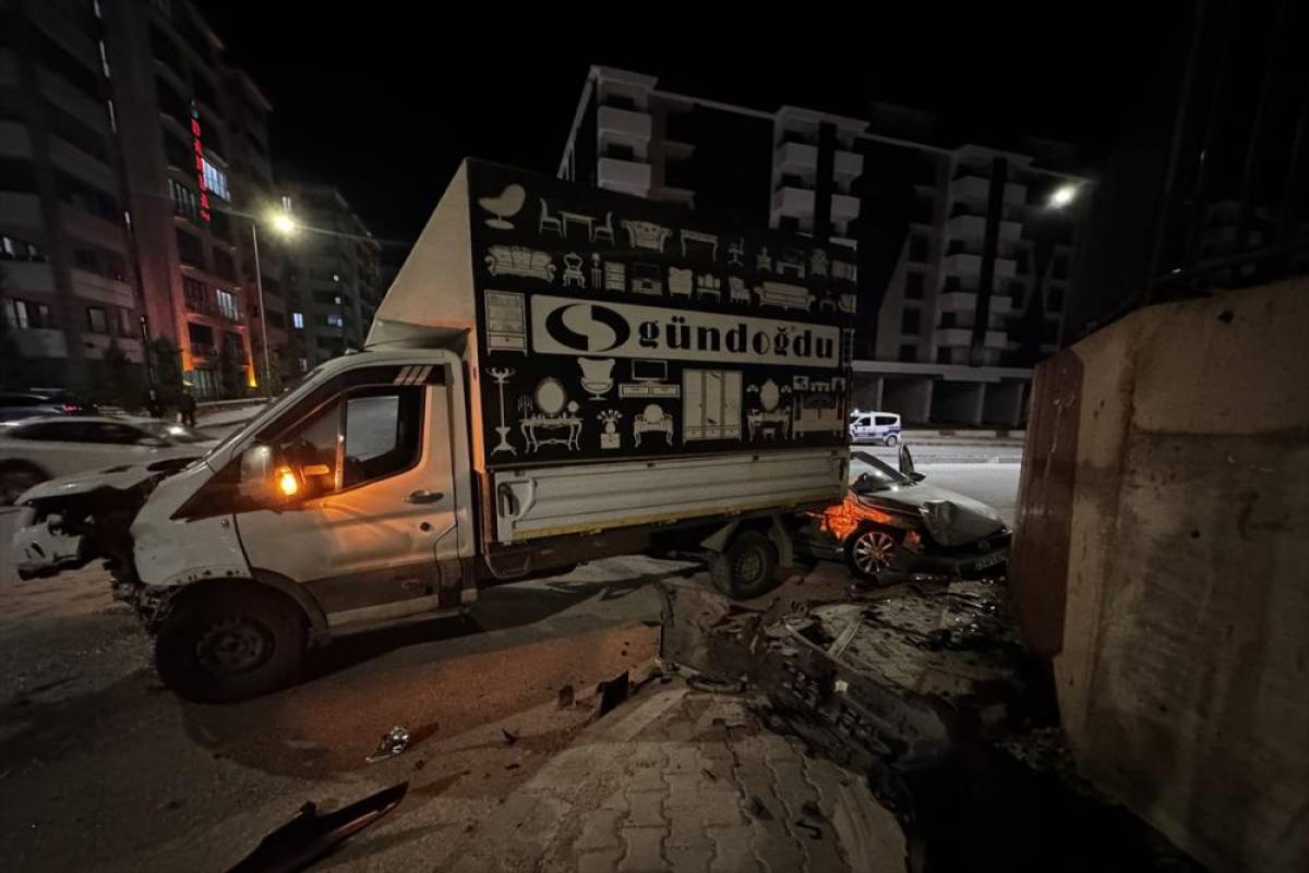 Elazığ'da kamyonet ile otomobilin &ccedil;arpıştığı kazada 5 kişi yaralandı