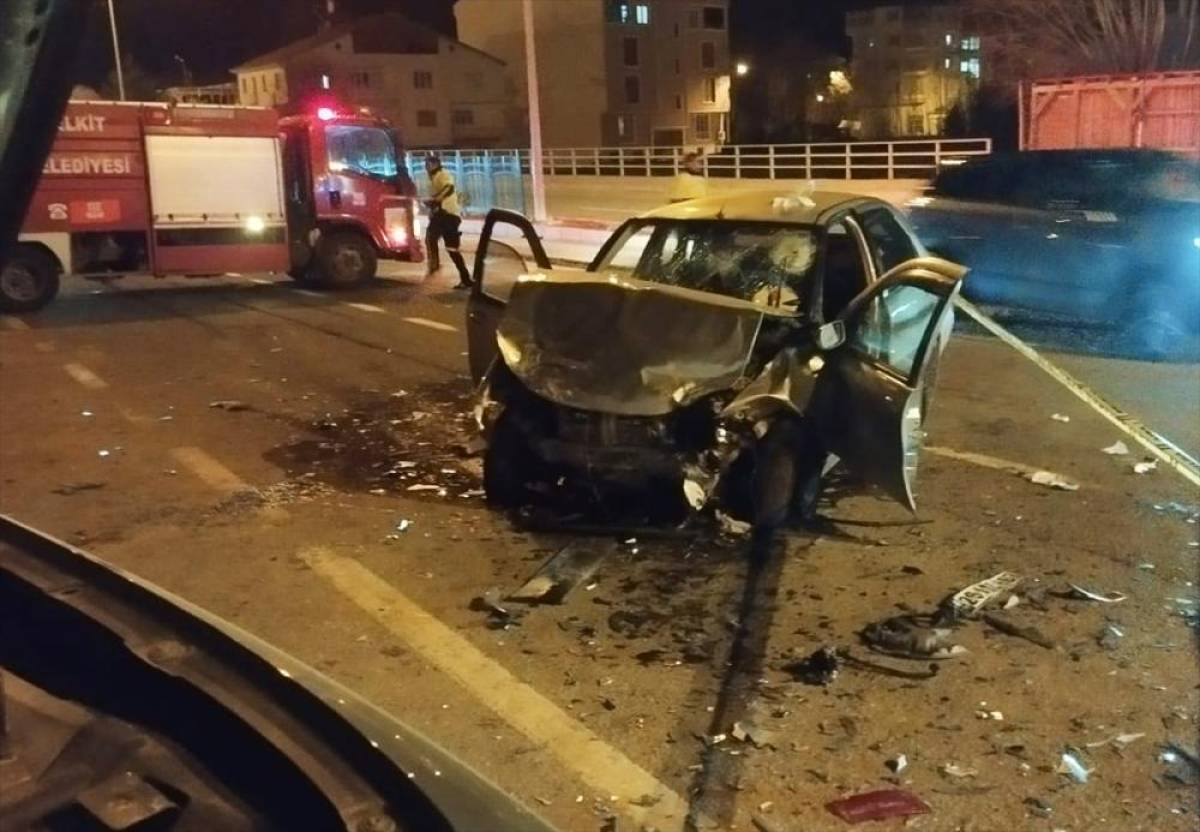 G&uuml;m&uuml;şhane'de trafik kazasında 3 kişi yaralandı