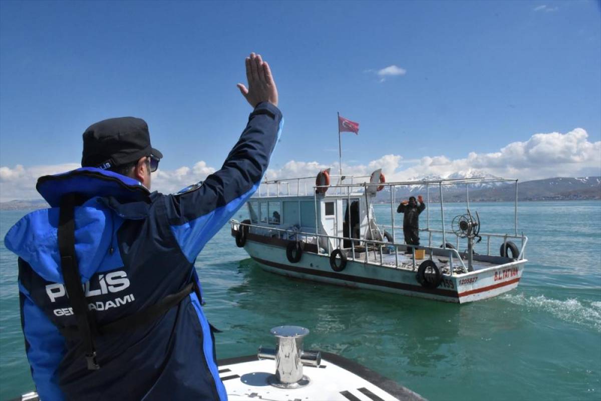 Deniz polisleri "Van G&ouml;l&uuml;'n&uuml;n incisi" i&ccedil;in teyakkuzda