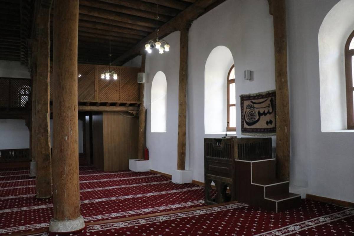 Isparta'da 8 asırlık Afşar Cami zamana direniyor