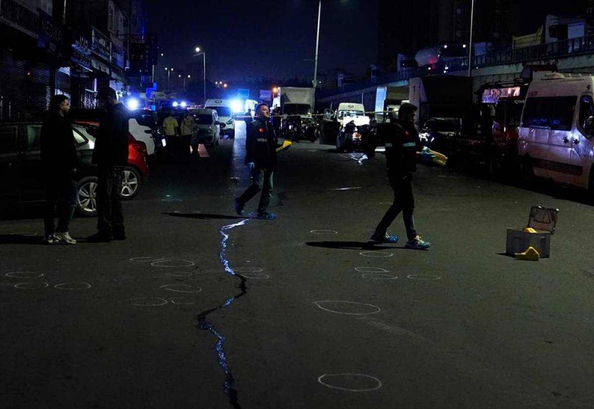 İstanbul'da polisin dur ihtarına uymayan ş&uuml;pheliler kovalamaca sonucu yakalandı