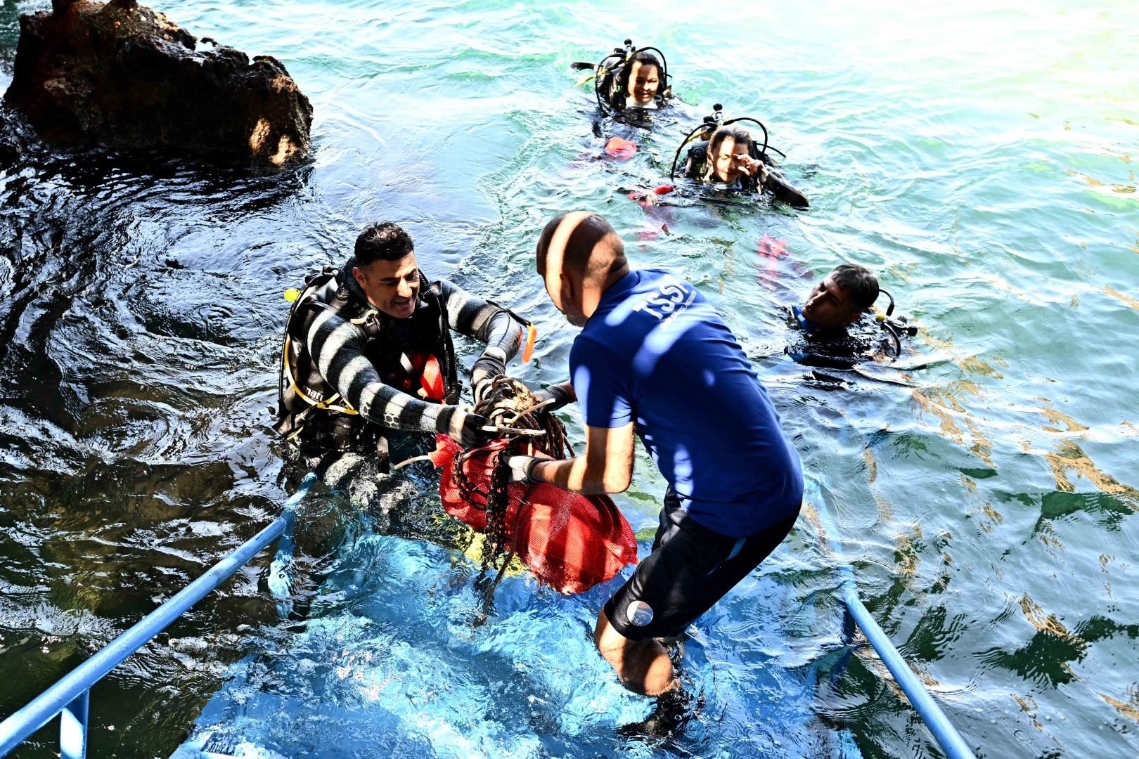 Antalya'da denizden &ccedil;ıkan atıklar sanat eserine d&ouml;n&uuml;şecek