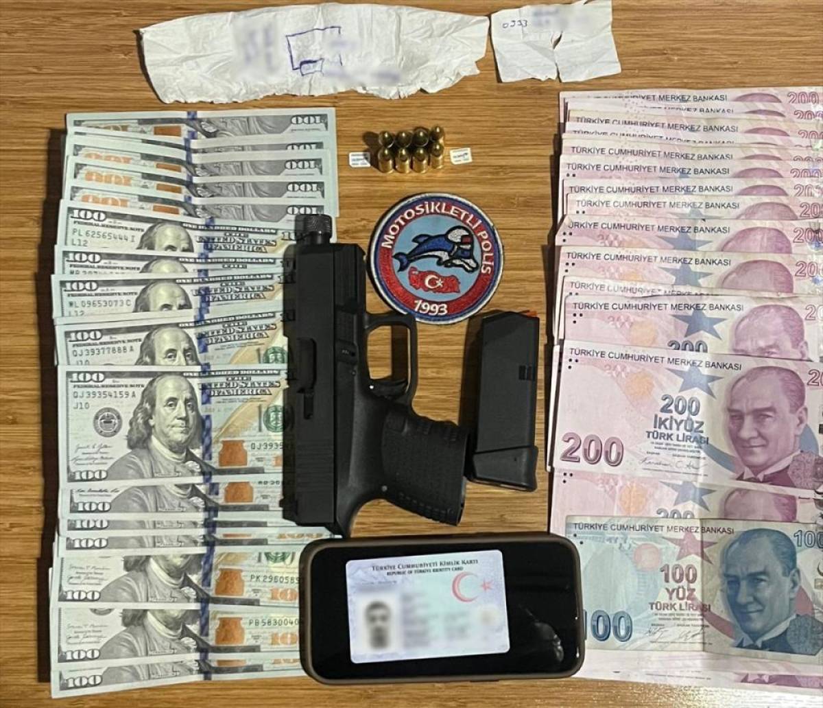 Beyoğlu'nda polisi g&ouml;r&uuml;nce ka&ccedil;an firari h&uuml;k&uuml;ml&uuml; kovalamaca sonucu yakalandı