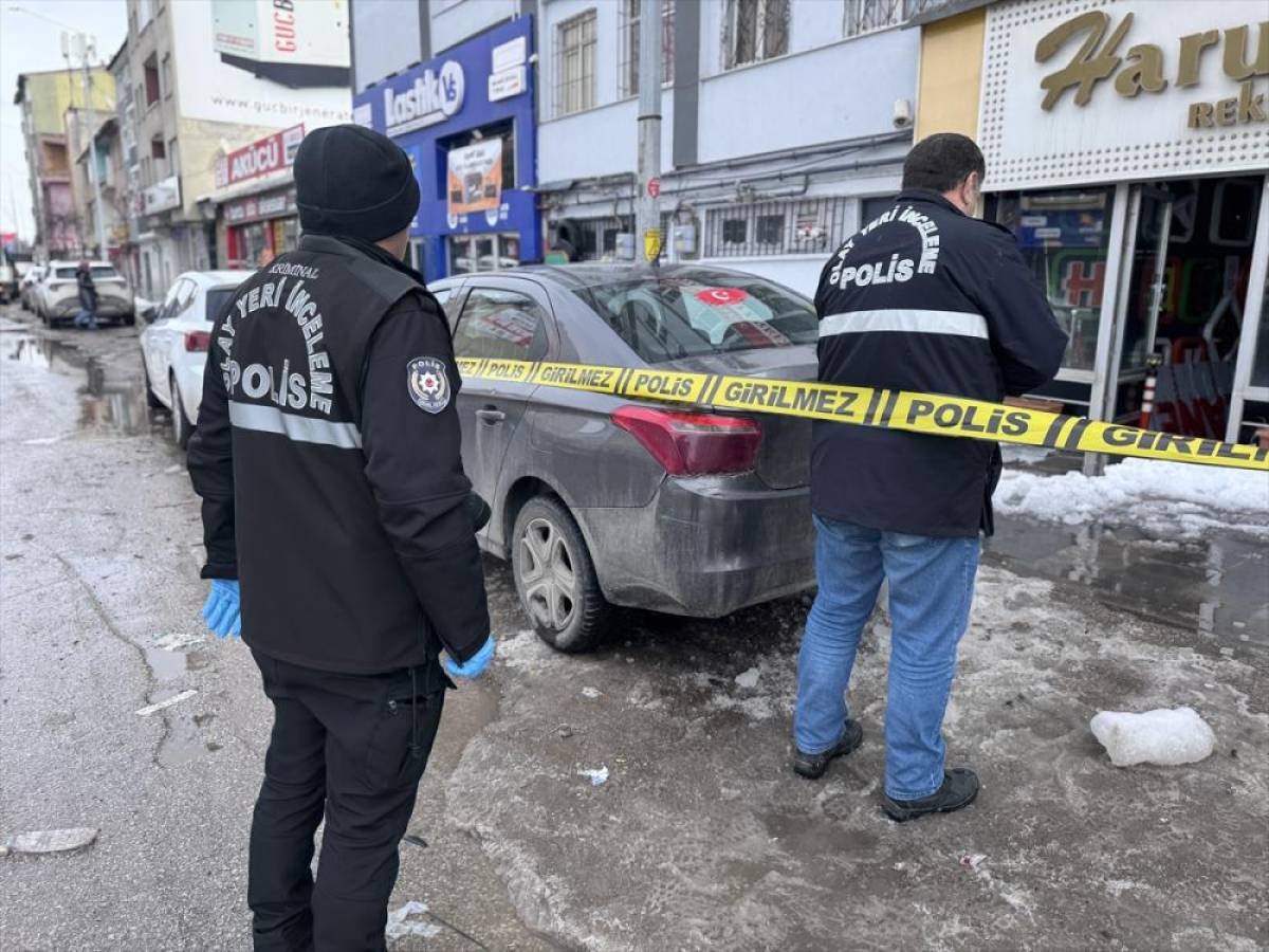 G&Uuml;NCELLEME - Erzurum'da &ccedil;atıdan &uuml;zerine kar ve buz k&uuml;tleleri d&uuml;şen kişi ağır yaralandı