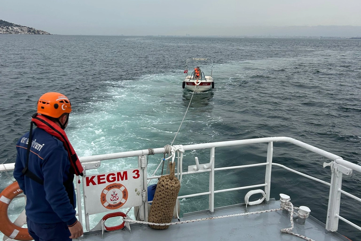 K&uuml;&ccedil;&uuml;kyalı a&ccedil;ıklarında s&uuml;r&uuml;klenen tekne kurtarıldı