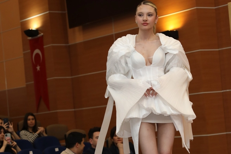 Mezuniyet defilesi b&uuml;y&uuml;ledi