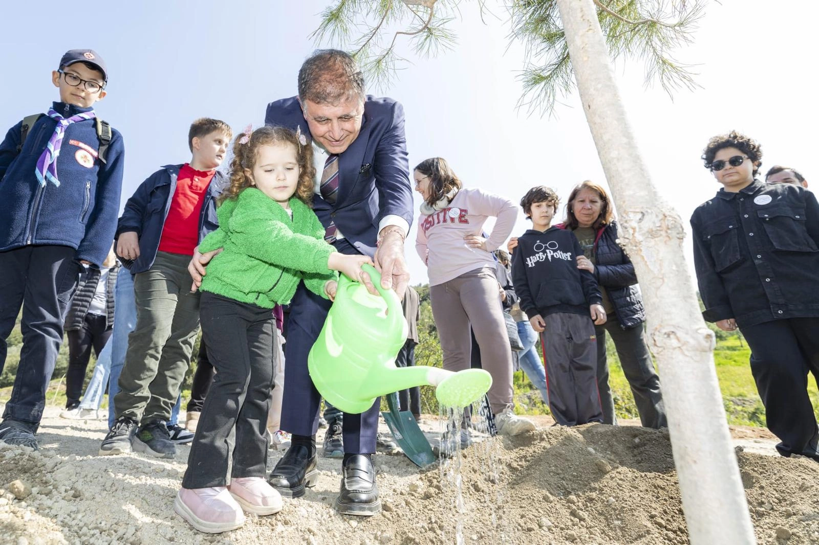 &Ccedil;ocuklara verilen s&ouml;z tutuldu, fidanlar toprakla buluştu