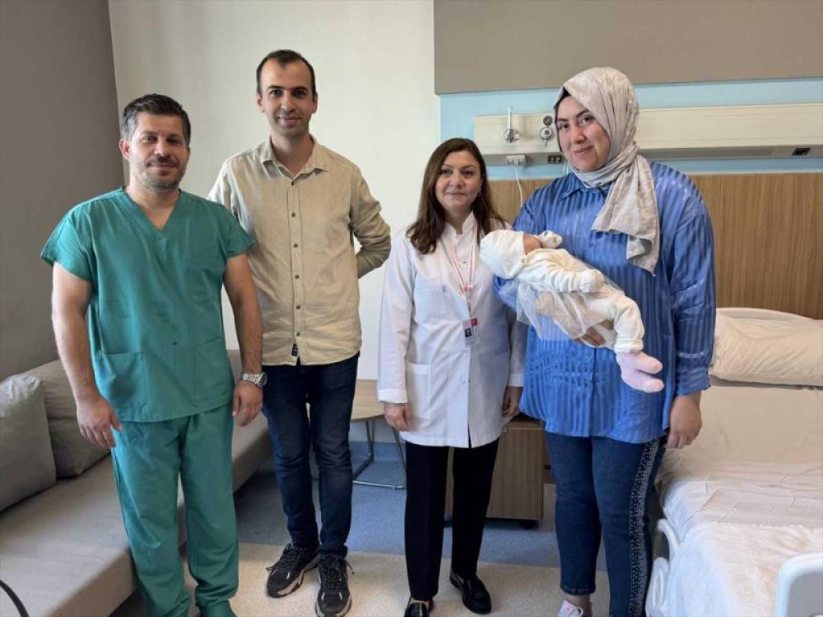 Doğuştan göğüs kemiği bulunmayan Eylül bebeğe kıkırdak dokusundan 