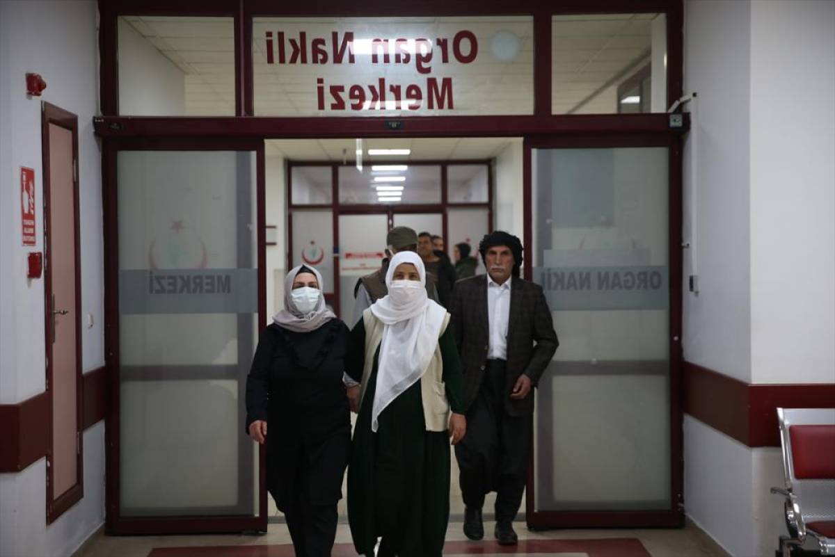 Diyarbakırlı çiftler çapraz böbrek nakli ile eşlerini hayata bağladılar