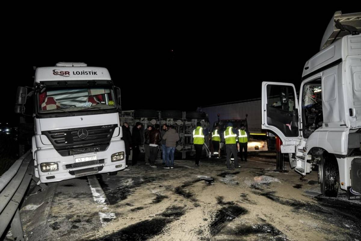 Kuzey Marmara Otoyolu'nda iki tırın karıştığı kazada 2 kişi yaralandı