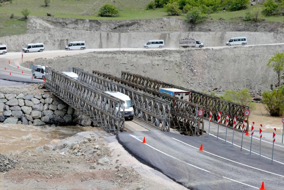 Hakkari-Van kara yolundaki alternatif g&uuml;zergahta inşa edilen ikinci panel k&ouml;pr&uuml; de a&ccedil;ıldı