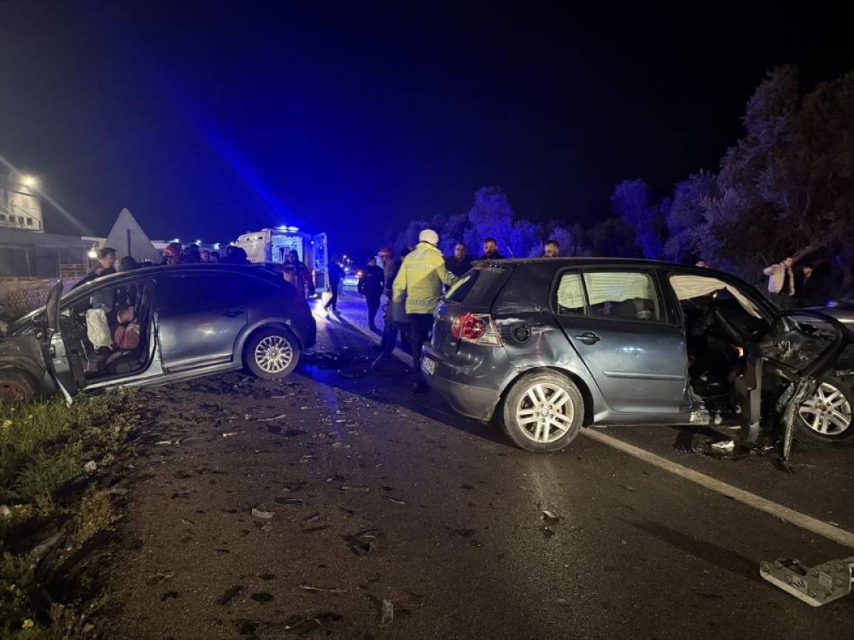 İzmir'de iki otomobilin &ccedil;arpışması sonucu 4 kişi yaralandı