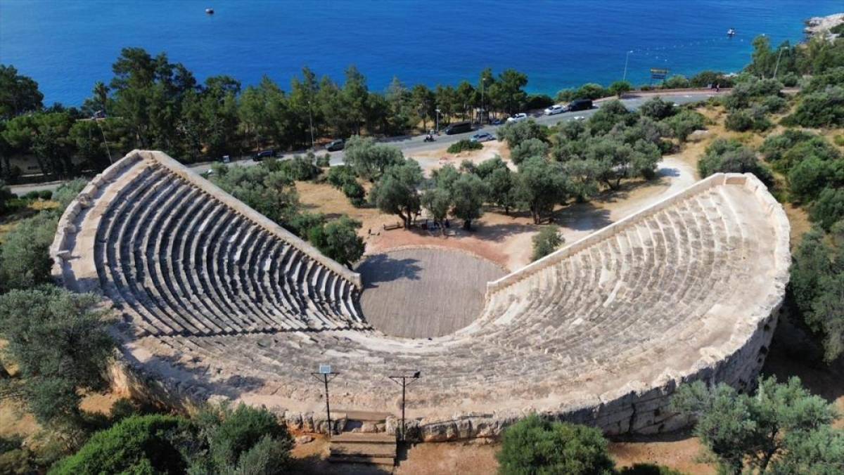 Antiphellos Antik Tiyatrosu'nda milli ma&ccedil; heyecanı s&uuml;recek