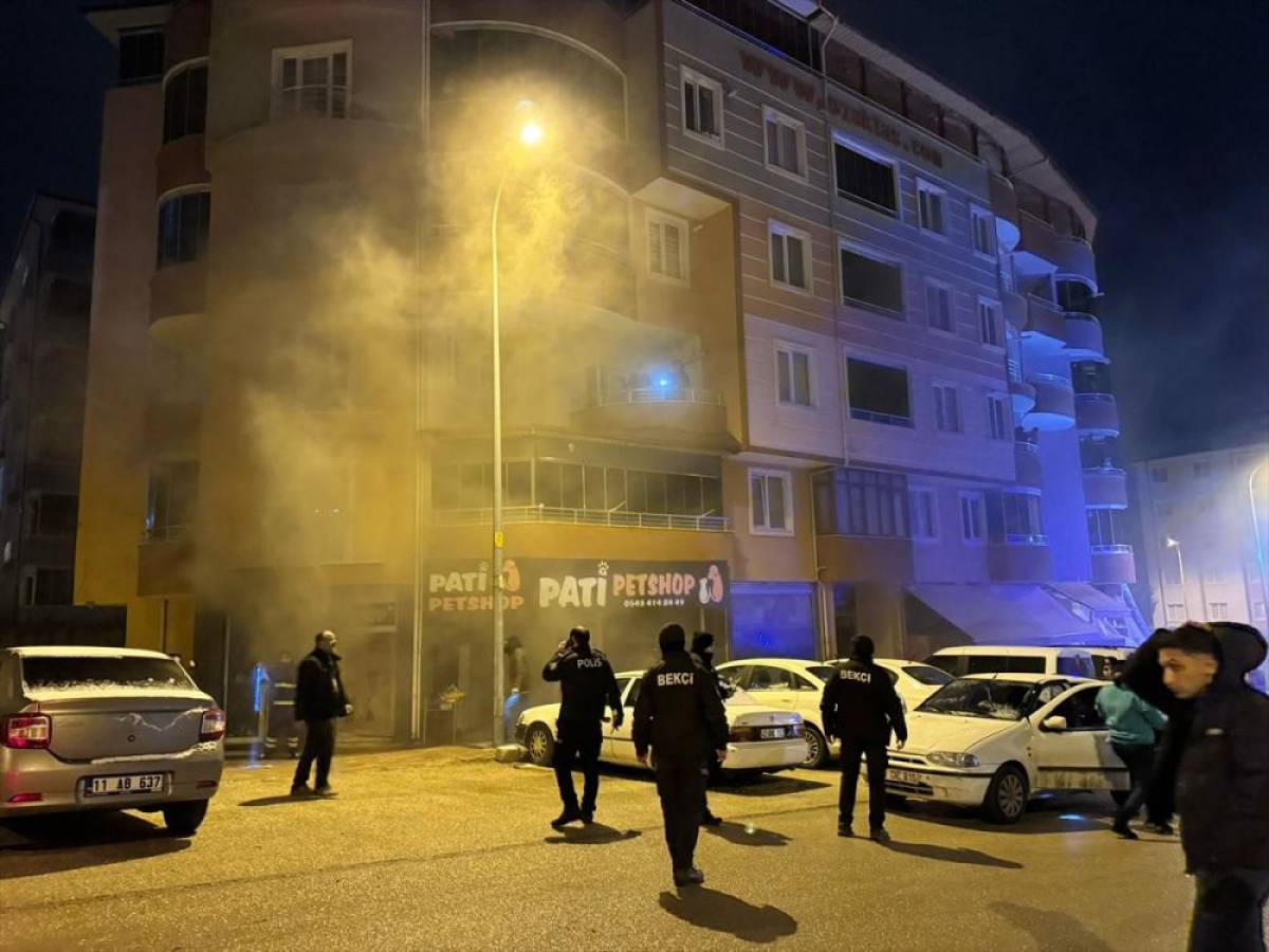 Bilecik'te bir iş yerinde &ccedil;ıkan yangında 5 kişi dumandan etkilendi