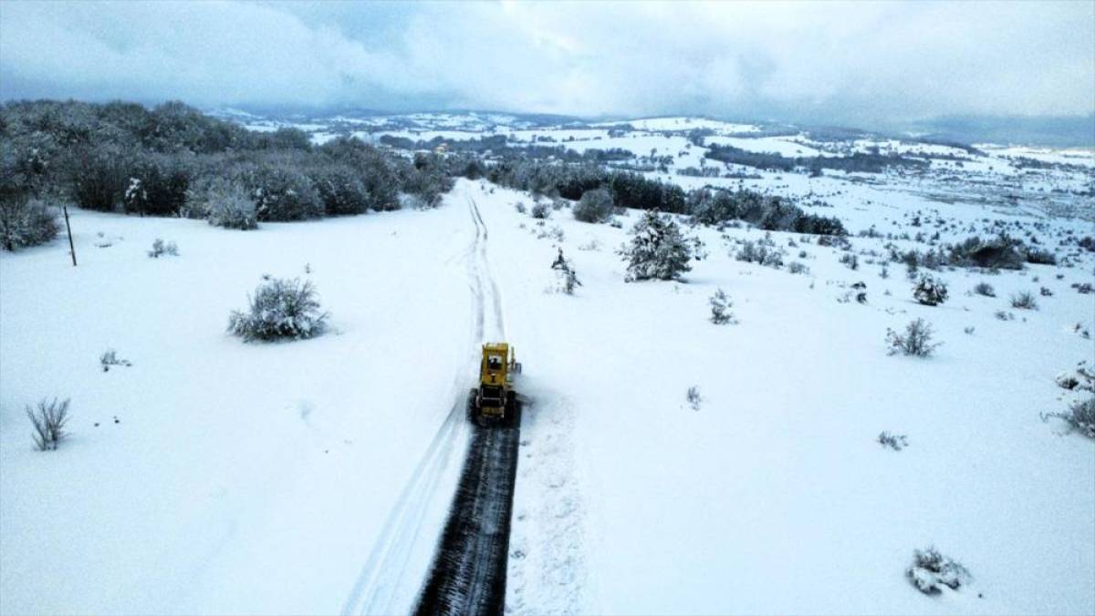 Karab&uuml;k'te kar nedeniyle kapanan 144 k&ouml;y yolunun 123'&uuml; a&ccedil;ıldı