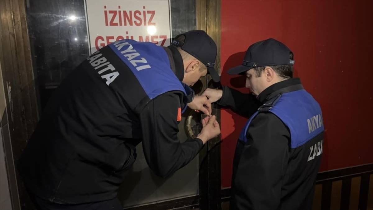 Sakarya'da ayakla hamur &ccedil;iğnenen tatlı imalathanesi m&uuml;h&uuml;rlendi