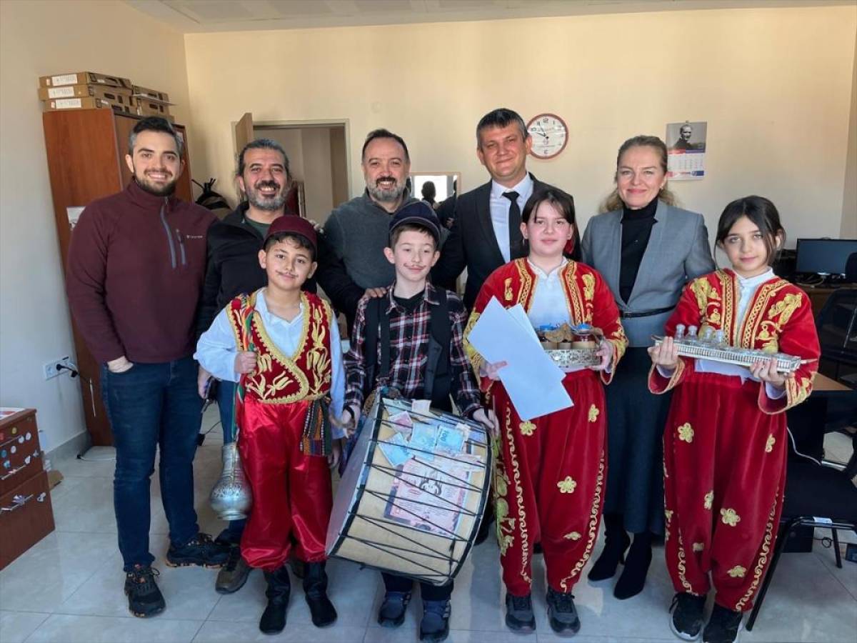 Tekirdağ'da &ouml;ğrenciler davul &ccedil;alıp mani okudu