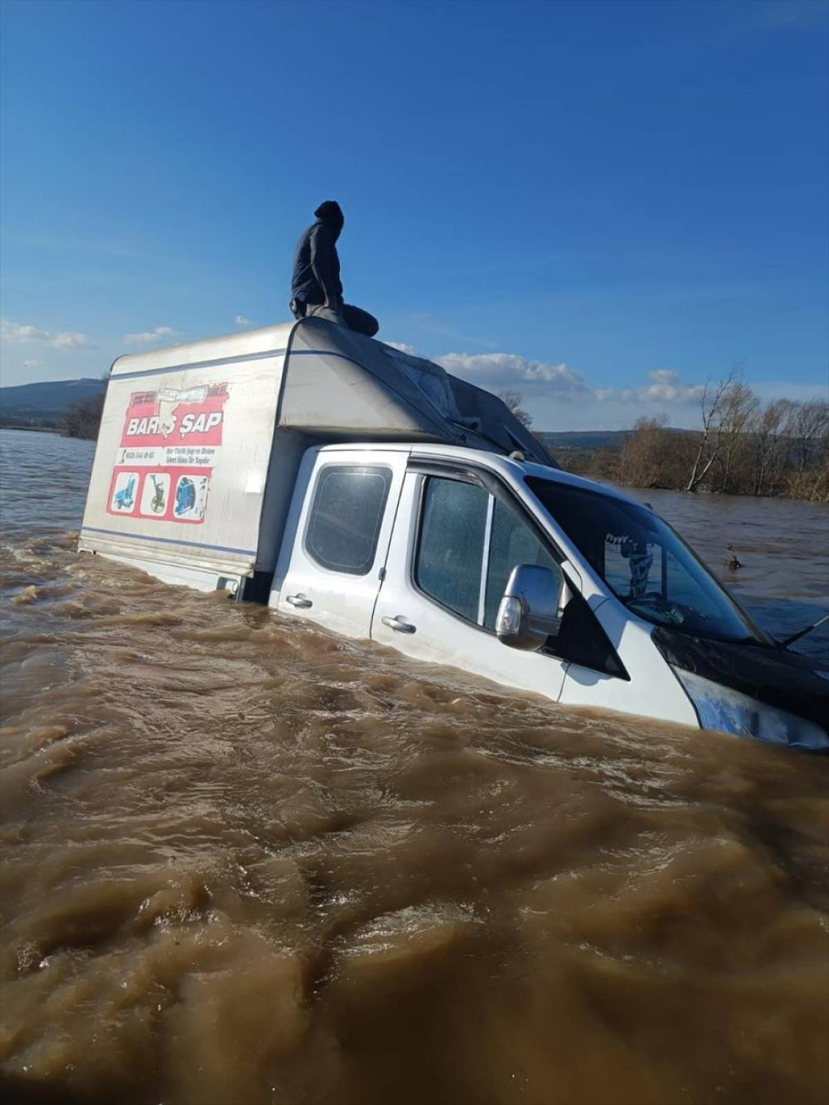 Bursa'da &Ccedil;apraz &Ccedil;ayı'nın taşmasıyla Harmanlı kara yolu ile Harmanlı K&ouml;pr&uuml;s&uuml; ulaşıma kapandı