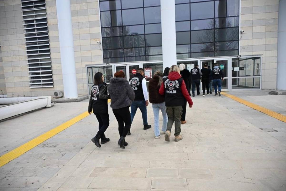 Elazığ'da fuhuş operasyonunda yakalanan 2 ş&uuml;pheli tutuklandı