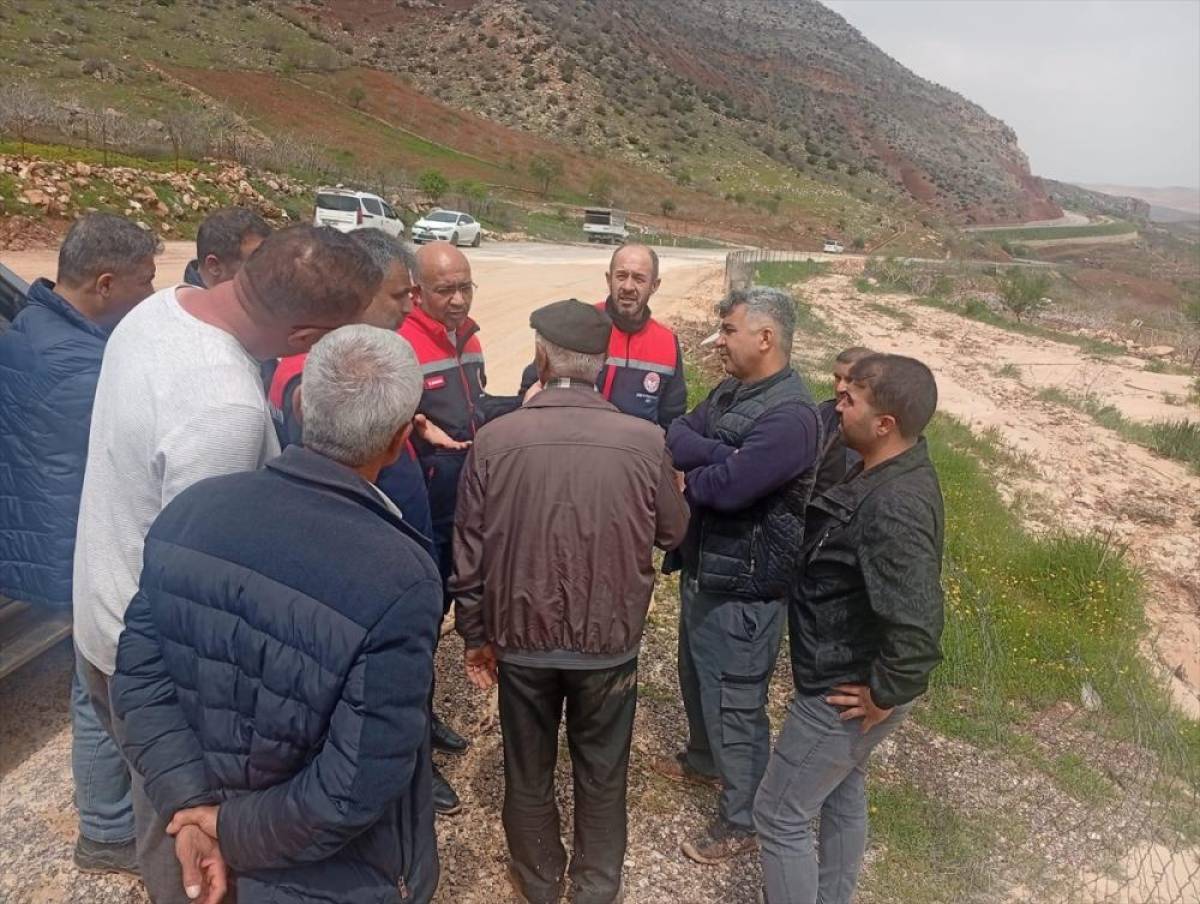 Siirt'te sağanak nedeniyle oluşan hasarın tespiti ve kapanan yolların a&ccedil;ılması i&ccedil;in &ccedil;alışma yapıldı
