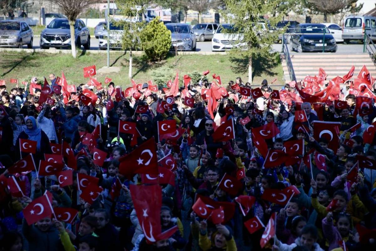 Kastamonu'da &ouml;ğrenciler okullara T&uuml;rk bayraklarıyla geldi