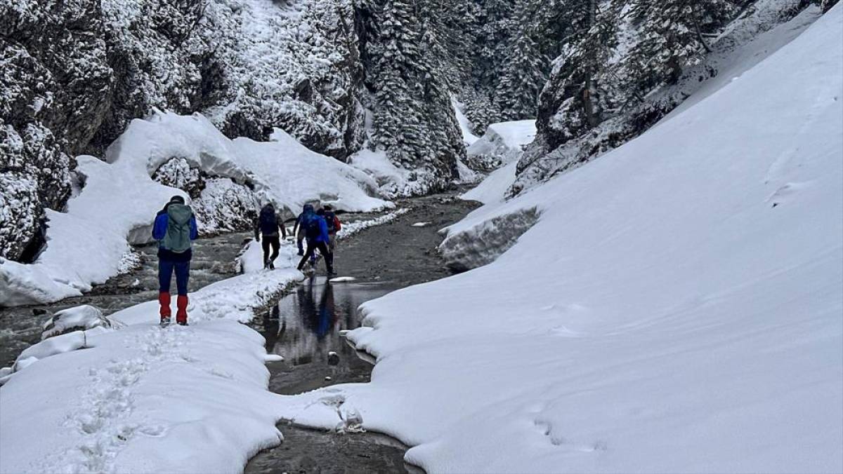 Baharda kar yağışının beyaza b&uuml;r&uuml;d&uuml;ğ&uuml; Ilgaz doğaseverlerden ilgi g&ouml;r&uuml;yor