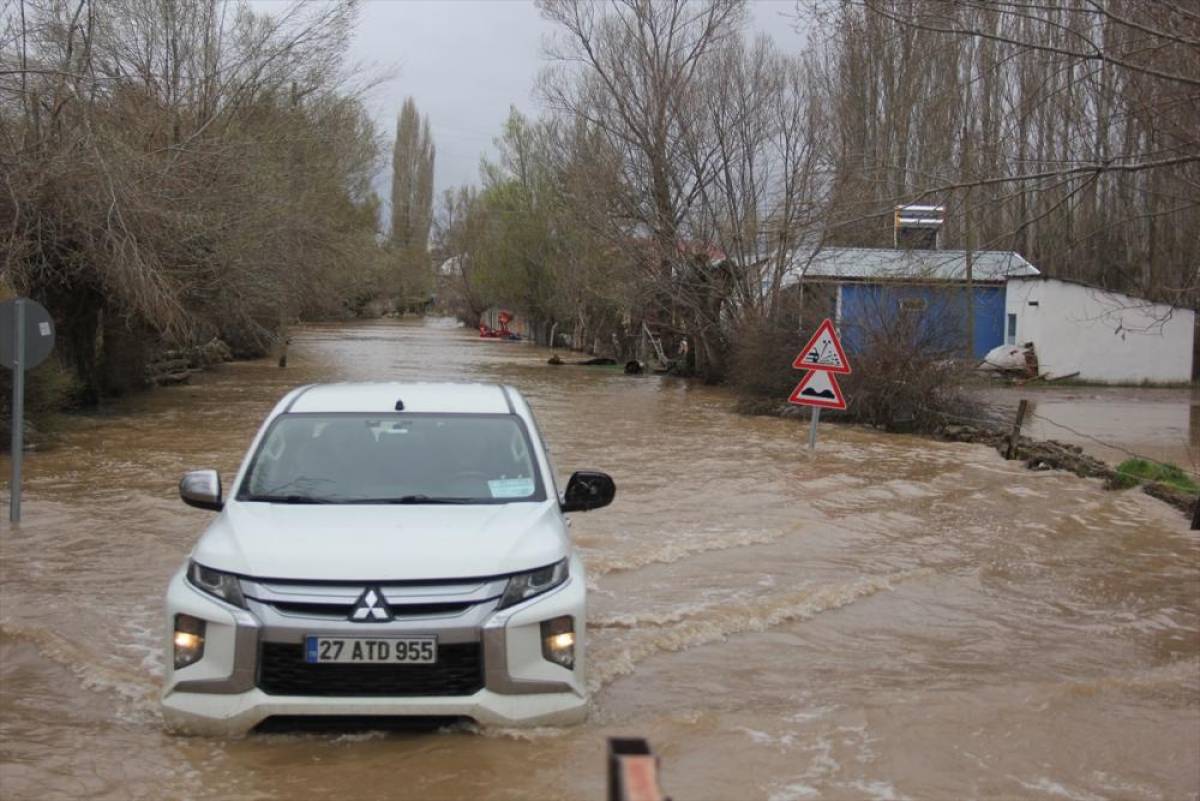 Sivas'ta Kızılırmak taştı Canova k&ouml;y&uuml; kısmen su altında kaldı