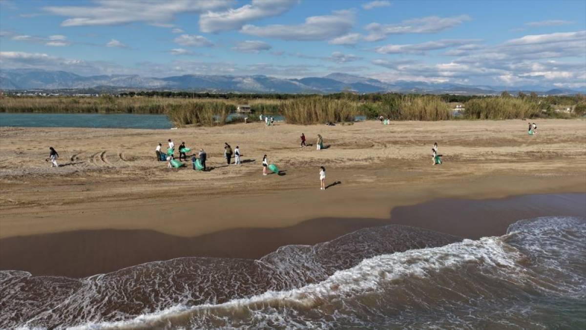 Manavgat'ta caretta carettalar i&ccedil;in kıyı temizliği yapıldı
