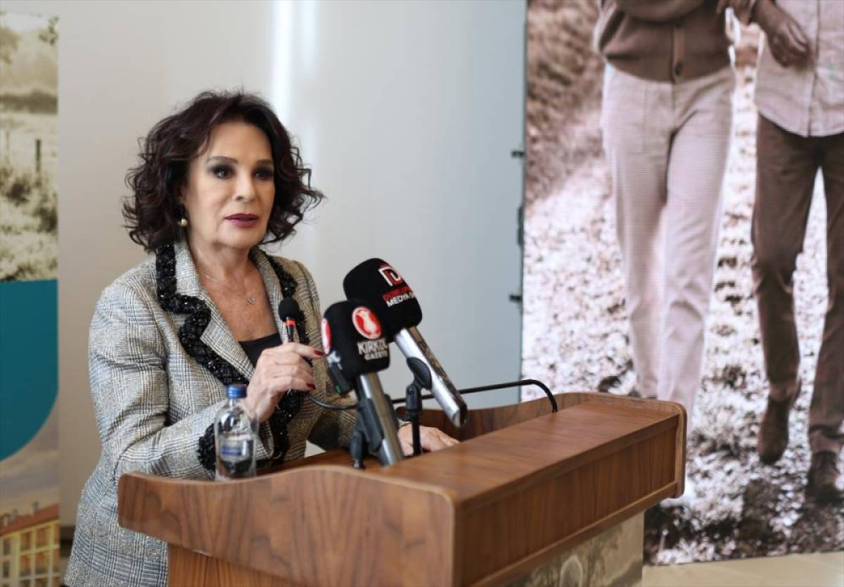 H&uuml;lya Ko&ccedil;yiğit ve Ediz Hun, K&uuml;tahya'da yaşlılar i&ccedil;in hazırlanan projenin a&ccedil;ılışına katıldı