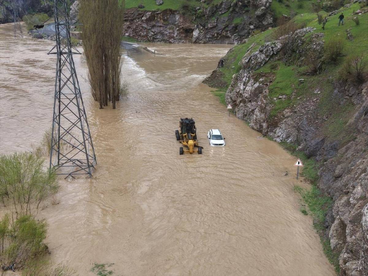 Derenin taşması sonucu su altında kalan Şemdinli-Derecik kara yolu dronla g&ouml;r&uuml;nt&uuml;lendi