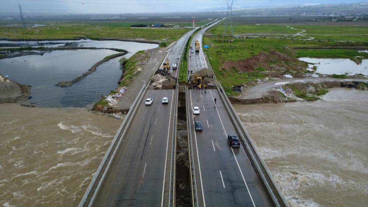 Batman'da sağanak nedeniyle &ccedil;&ouml;kme meydana gelen kara yolu ulaşıma kapatıldı