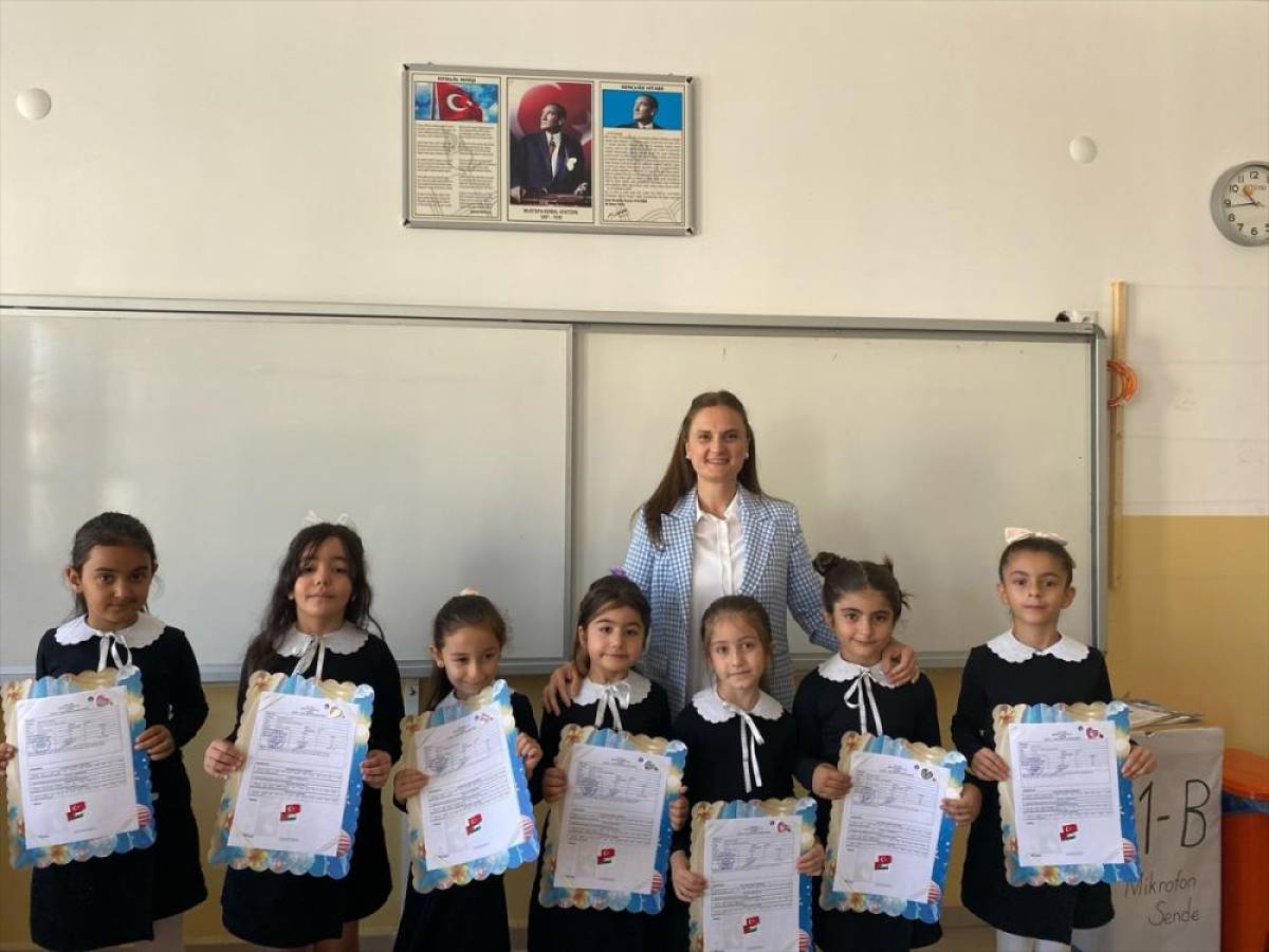 Malatya'da 5 bin 400 öğrenci karnesini Filistin'li kardeşleriyle paylaştı