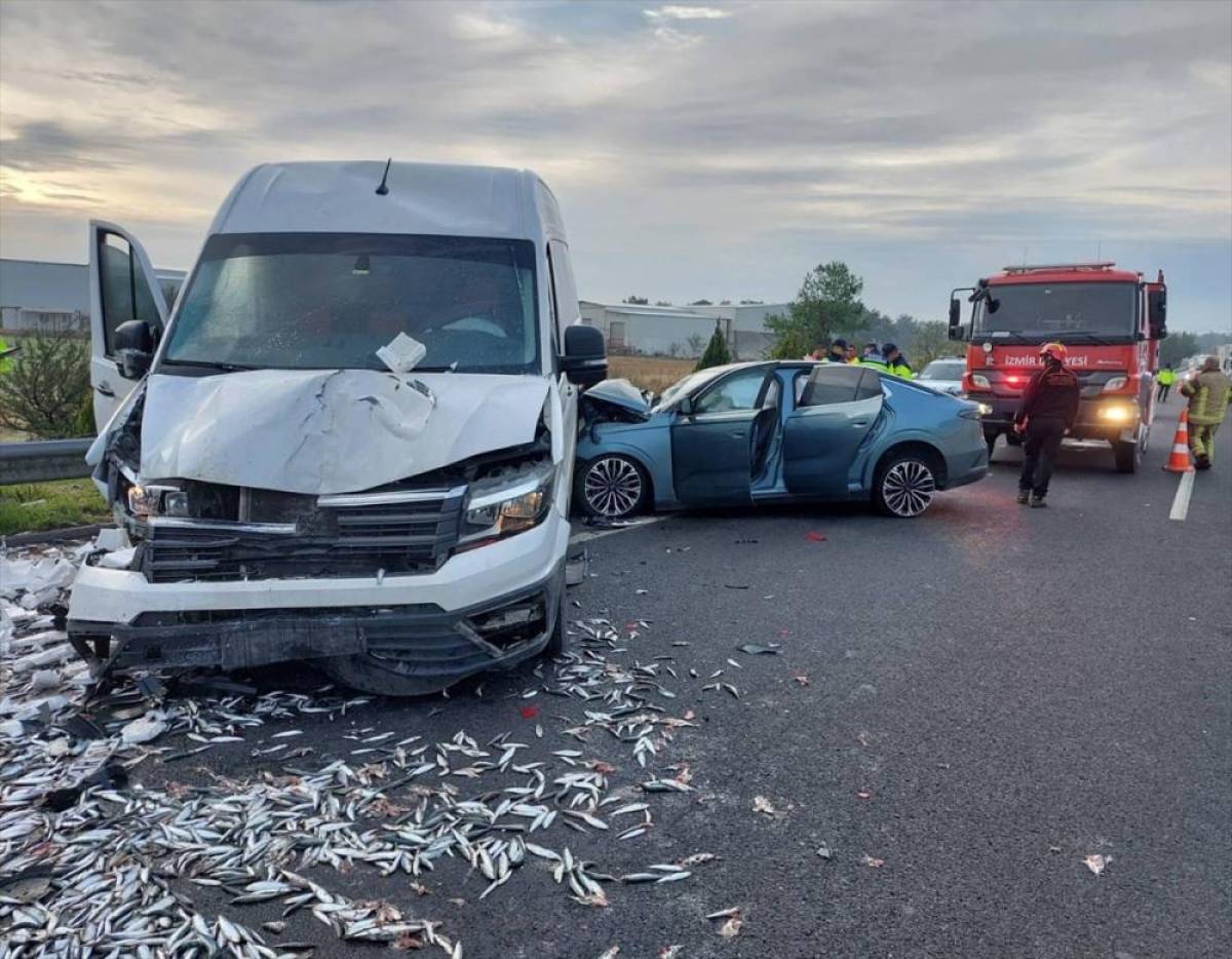 İzmir'de zincirleme trafik kazasında 1 kişi öldü, 4 kişi yaralandı
