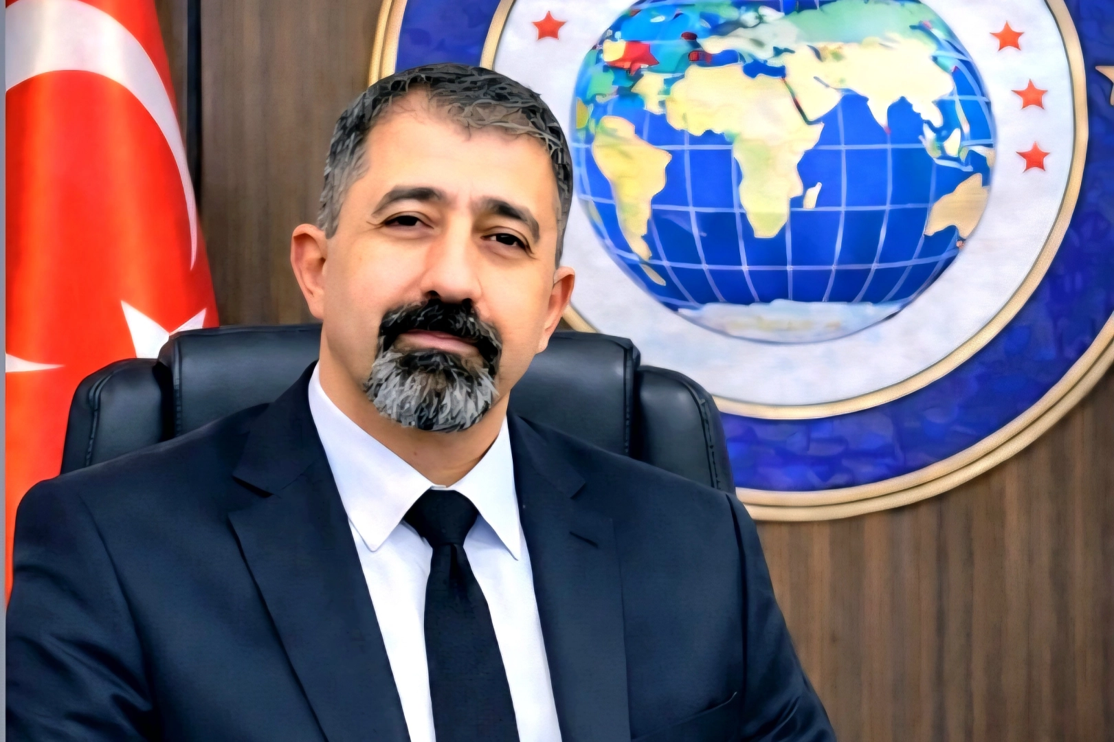 D&uuml;nya T&uuml;rk Birliği Ege B&ouml;lge Başkanı'ndan T&uuml;rk bayrağına y&ouml;nelik saldırıya sert tepki