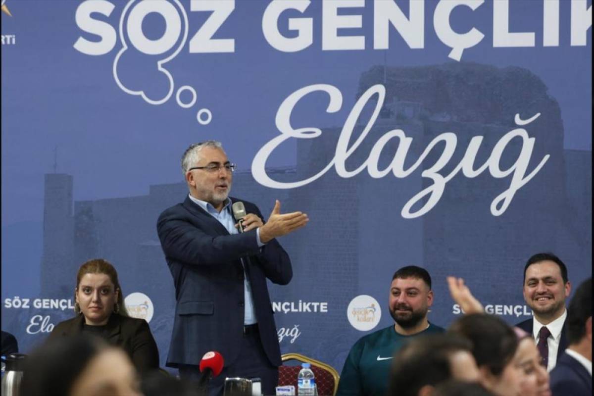 Bakan Işıkhan, Elazığ'da gen&ccedil;lerle sahurda bir araya geldi