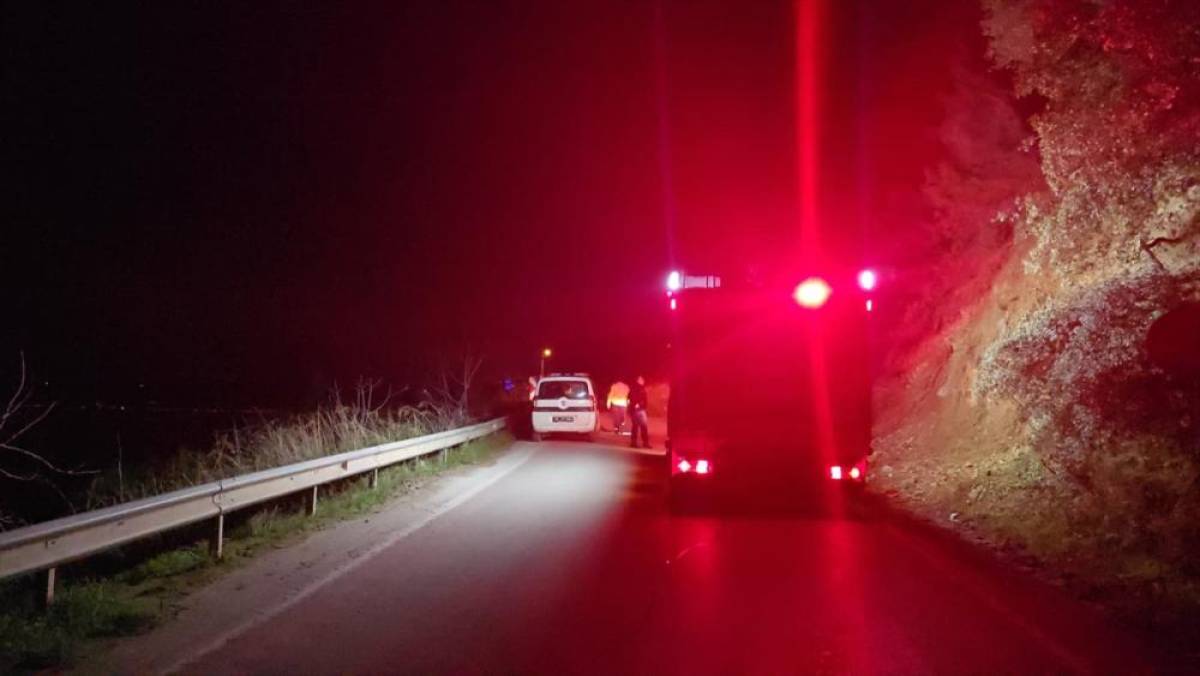 Bursa&rsquo;da meydana gelen heyelan nedeniyle mahalle yolu ulaşıma kapandı