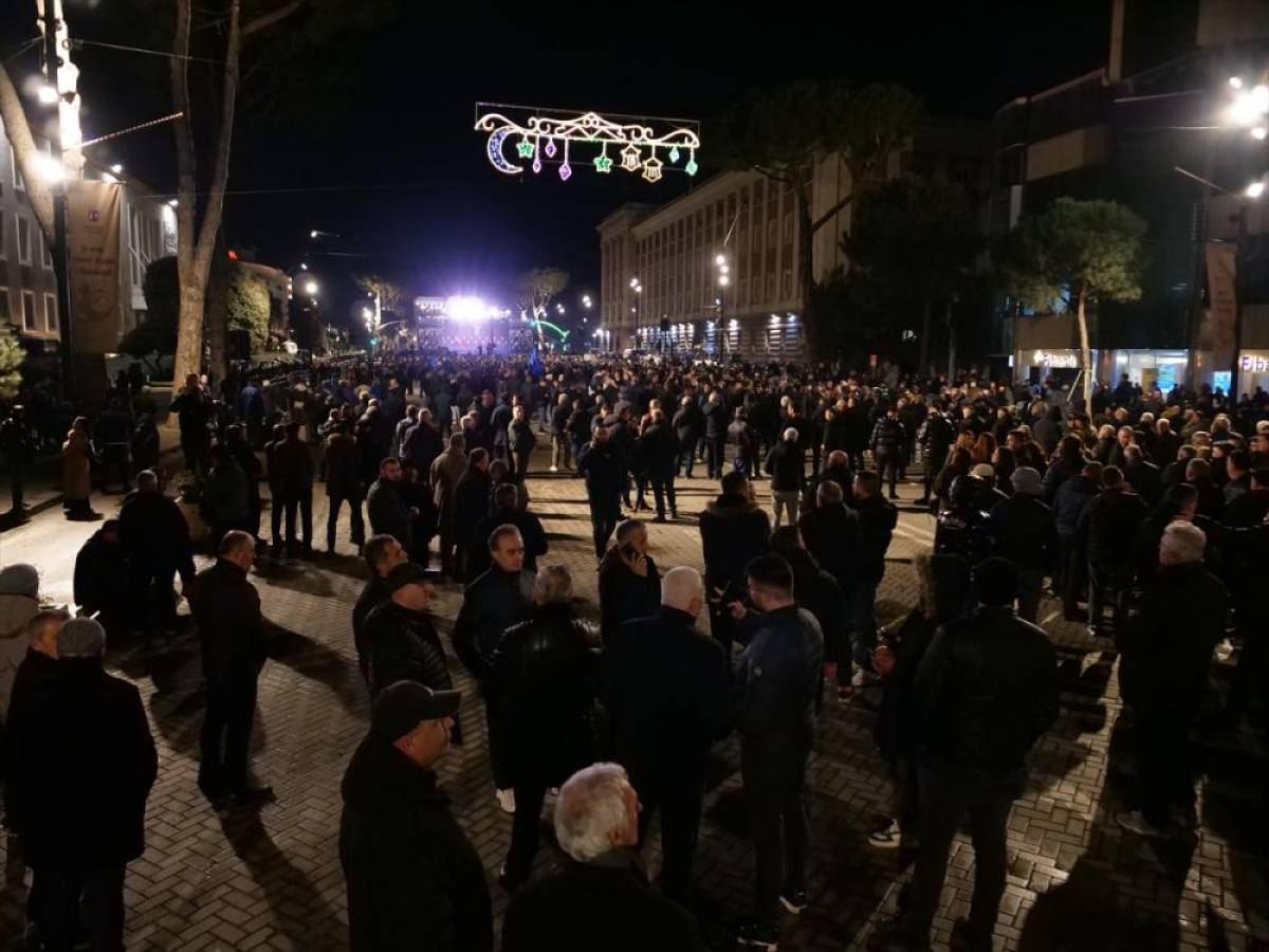 Tiran'da binlerce kişi Rama h&uuml;k&uuml;metinin istifasını istedi