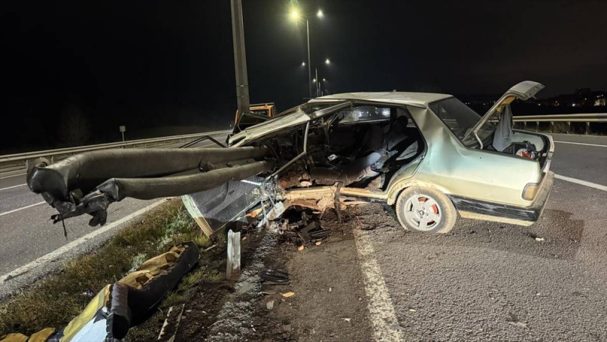 K&uuml;tahya'daki trafik kazasında ağır yaralanan gen&ccedil; hastanede &ouml;ld&uuml;