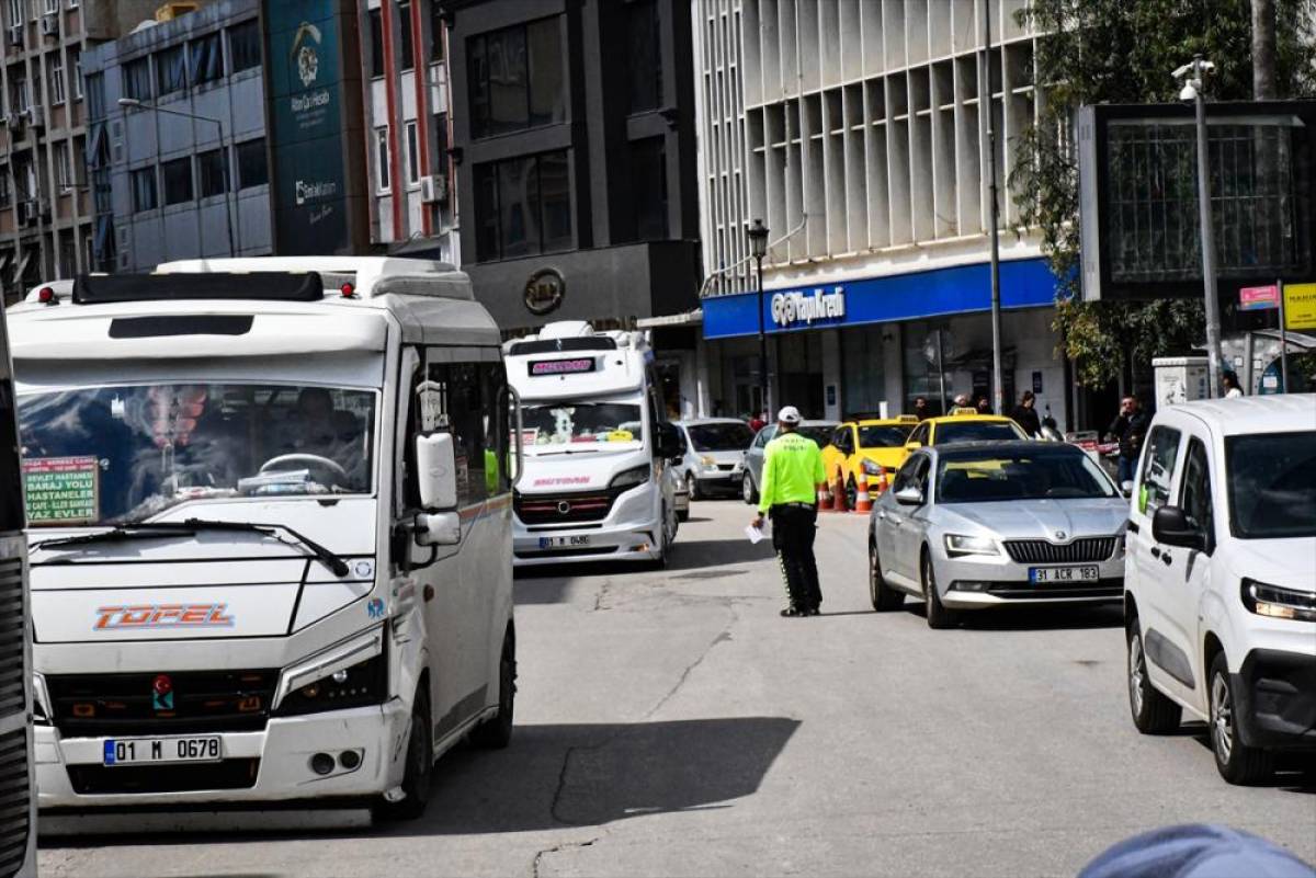 Adana'da trafikteki ihlalleri sivil ekiplerce belirlenen 60 s&uuml;r&uuml;c&uuml;ye para cezası kesildi
