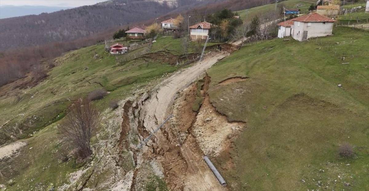 Samsun'da yayla yolunda toprak kayması meydana geldi