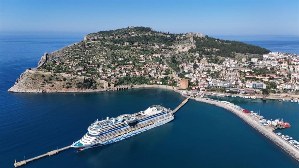 İtalya bayraklı kruvaziyer "Aida Stella" Alanya Limanı'na demirledi