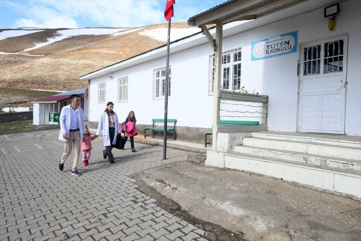 &Ouml;ğretmen &ccedil;ift, &ouml;ğrencileri i&ccedil;in dağ k&ouml;y&uuml;ndeki okulun &ccedil;ehresini değiştirdi